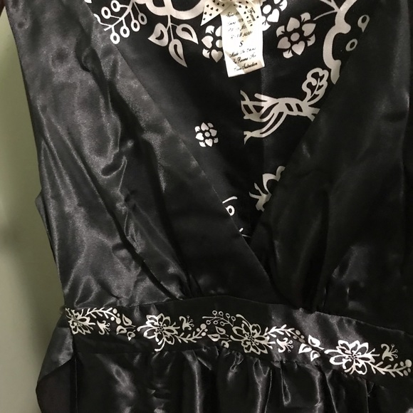 Black with white designs dress - Picture 3 of 4
